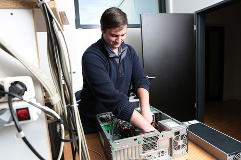 Fachinformatiker Systemintegration bei der Reparatur eines PCs Fachinformatiker Systemintegration bei der Reparatur eines PCs